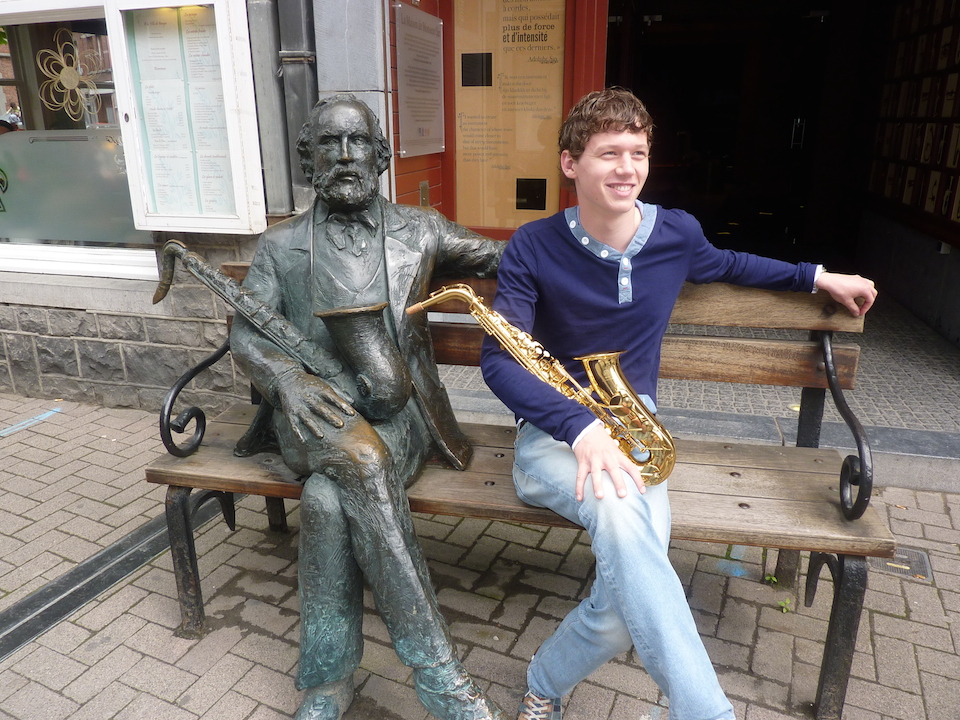 El joven saxofonista clásico Luuk Meeuwis con la estauta de Adolphe Sax