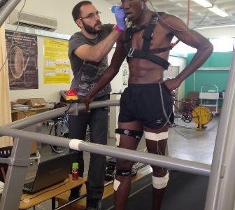 El doctor Jordan Santos-Concejero realizando una prueba a un atleta keniano.
