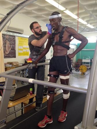 El doctor Jordan Santos-Concejero realizando una prueba a un atleta keniano.