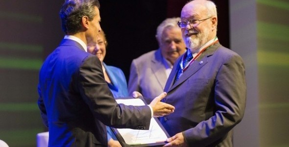 El Presidente Enrique Peña Nieto entrega el premio a Víctor Alberto Ramos