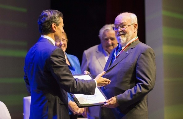 El Presidente Enrique Peña Nieto entrega el premio a Víctor Alberto Ramos