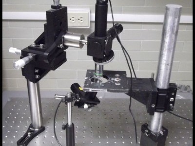 Microscopio de fluorescencia construido en la UV