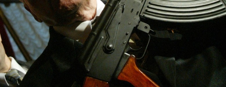 Mijail Kaláshnikov, el inventor del AK-47; en realidad quería diseñar maquinaria agrícola Mijail Kal·shnikov, sosteniendo un AK-47