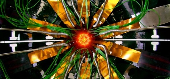 CERN / En ALICE, un detector de iones pesados en el Gran Colisionador de Hadrones, en el Centro Europeo para la Investigación Nuclear, trabajan poco más de mil científicos procedentes de cien institutos de f