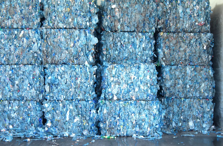 Logran emprendedores utilizar botellas de PET para fabricar papel mineral