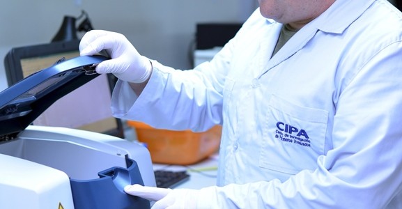 Claudio Pozo busca mitigar el problema de los desechos plásticos- CONICYT.