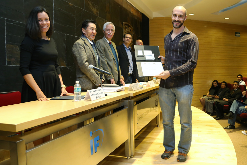 Premio Jorge Lomnitz al físico Isaac Pérez.