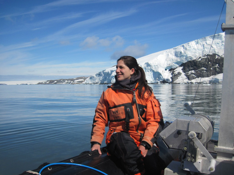 La argentina Dolores Deregibus, en la Caleta Potter a bordo de una embarcación- Dirección Nacional del Antártico
