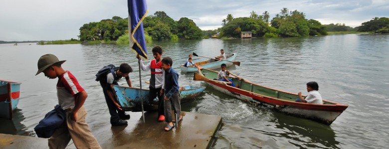 Niños en pequeñas lanchas