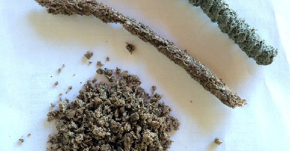 Material para construcción obtenido al mezclar desechos de agave y plástico.