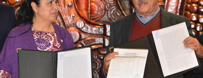 Sara Ladrón de Guevara, rectora de la UV, y Enrique Levet Gorozpe, dirigente del Fesapauv