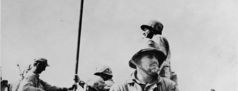 Izamiento de la bandera estadounidnse en la batalla de Iwo Jima, fotografía de Joe Rosenthal, 23 de febrero de 1945
