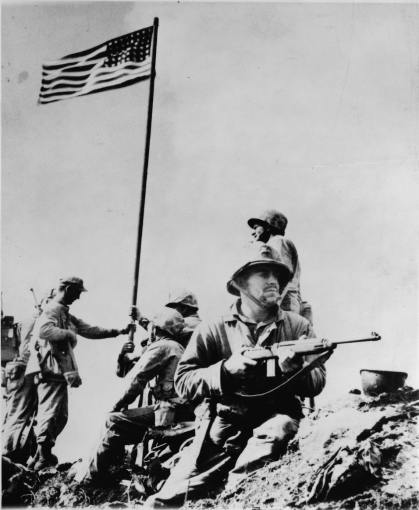 Izamiento de la bandera estadounidnse en la batalla de Iwo Jima, fotografía de Joe Rosenthal, 23 de febrero de 1945