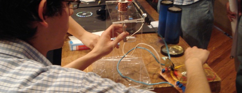Jóvenes realizando experimentos científicos