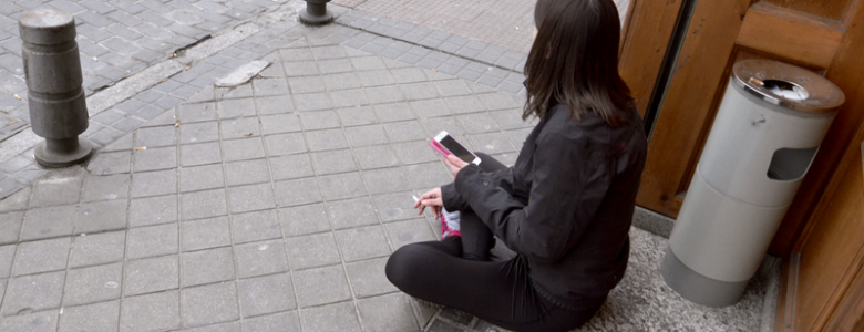 Mujer joven y de bajo nivel educativo, la más fumadora