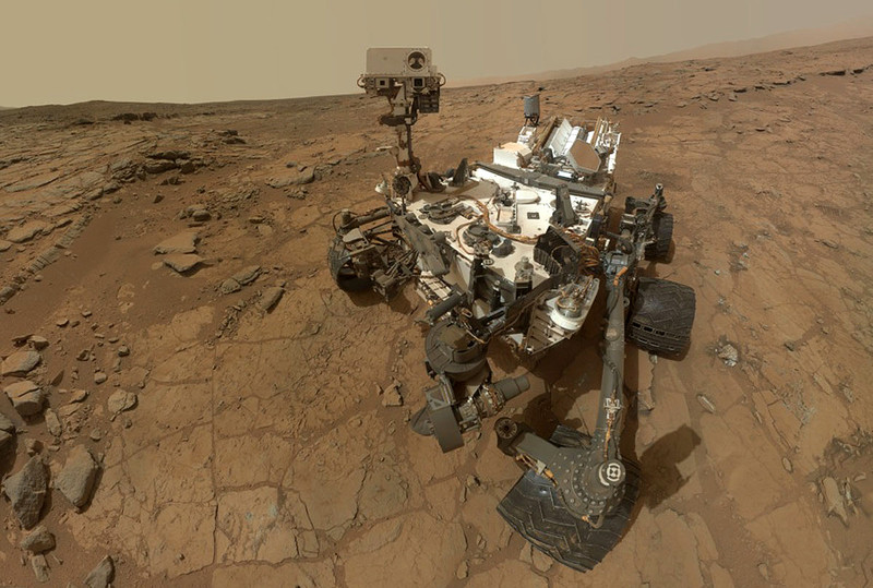 El rover Curiosity en el punto de perforación John Klein, donde se tomaron algunas muestras. / NASA