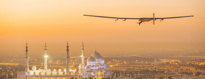 El Solar Impulse volando sobre Abu Dhabi
