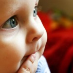 Los bebés bilingües leen los labios antes y durante más tiempo que los monolingües