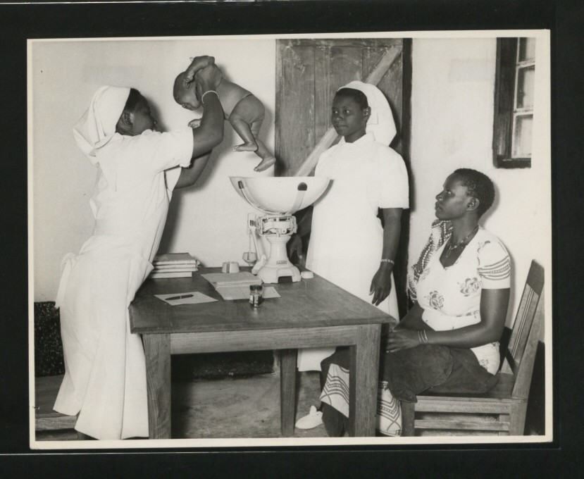 Partera de una aldea de la región de Shinyanga, Tanzania- Archivo General del Reino Unido