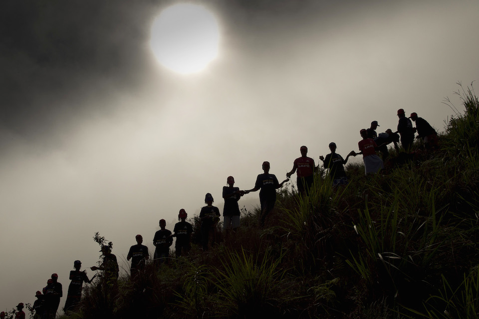 Haitinianos trabajando para salvar una ladera- Logan Abassi, ONU foto