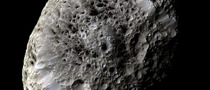 Hiperión, la luna esponjosa de Saturno