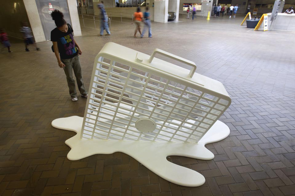 Escultura de un "ventilador derretido" en una estación del metro de Atlanta, el 9 de junio de 2011. Foto tomada de: AP, David Goldman