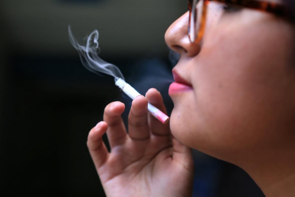 Aumenta número de mujeres fumadoras en México