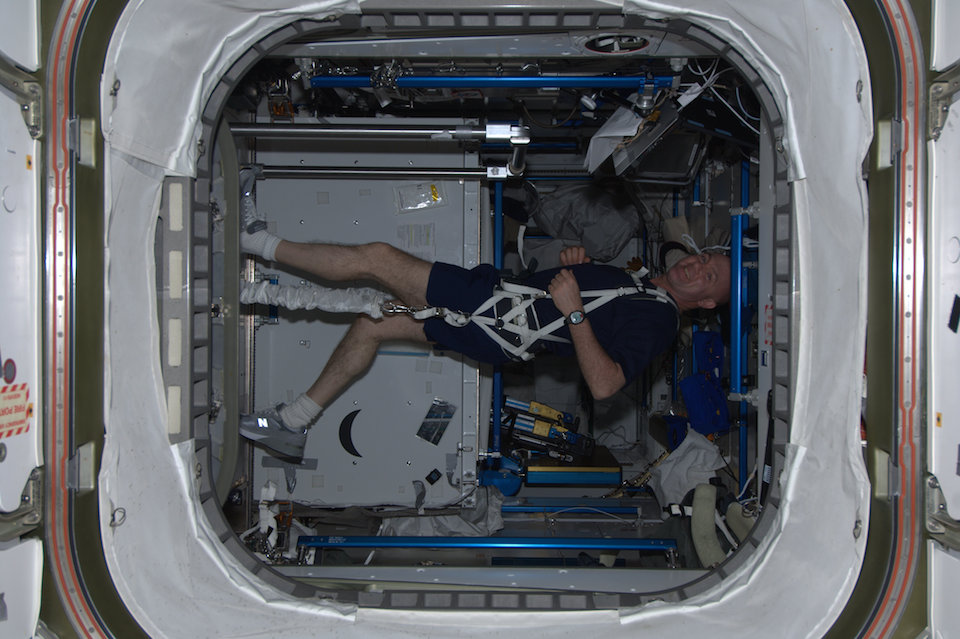 Andre Kuipers, ejercitándose en el nodo espacial- ESA/NASA