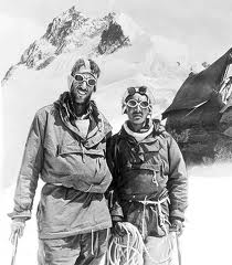 Edmund Hillary y Tenzing Norgay en la cima del Everest
