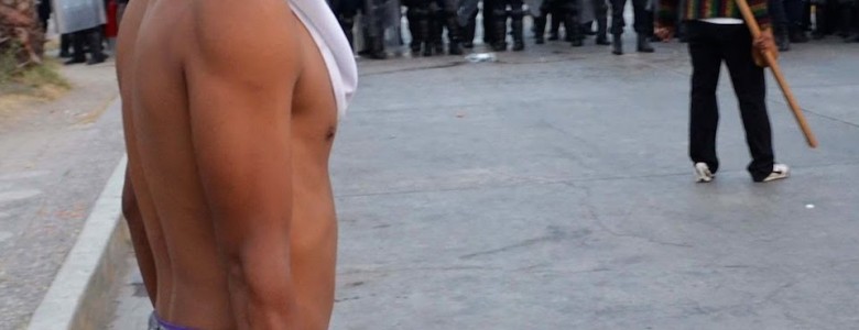 Enfrentamientos callejeros enrtre policías y manifestantes (Imagen tomada de un video de Univisión)