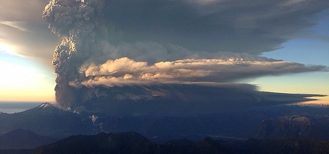 ¿Por qué se ven rayos durante la erupción de un volcán?