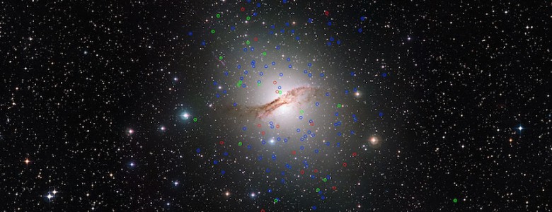 Galaxia Centaurus A, NGC 5128, y sus extraños címulos globulares- ESO/Digitized Sky Survey, Reconocimiento a Davide de Martin
