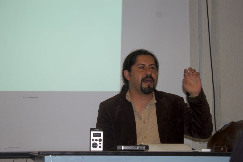 El artista visual y profesor del Instituto de Artes de la Universidad Autónoma del Estado de Hidalgo, Miguel Ledezma, durante su disertación sobre los monumentos.