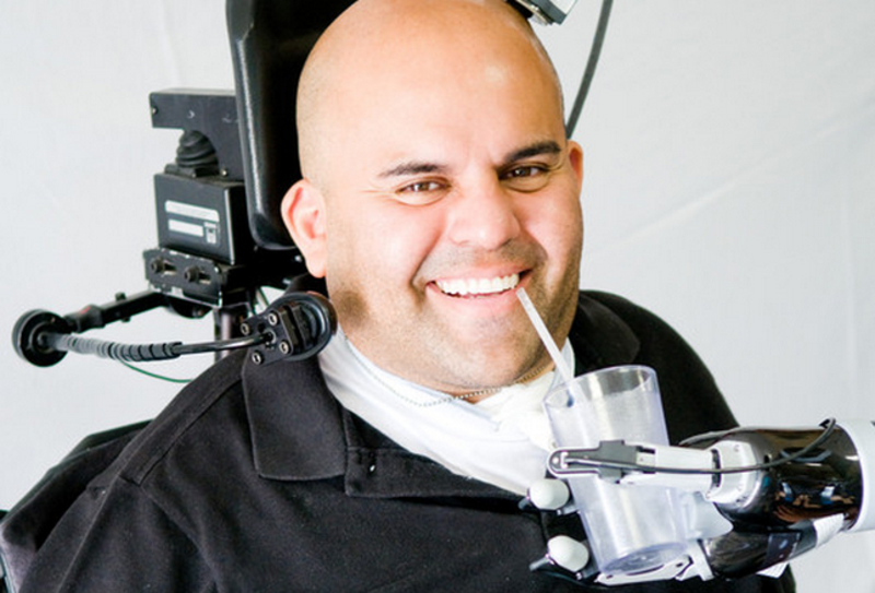 Un brazo robótico permite movimientos más fluidos en parapléjicos