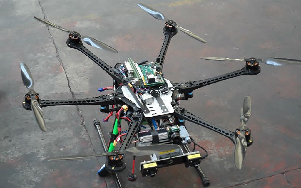 Científico mexicano creó drones que vuelan de manera autónoma y aprenden nuevas rutas