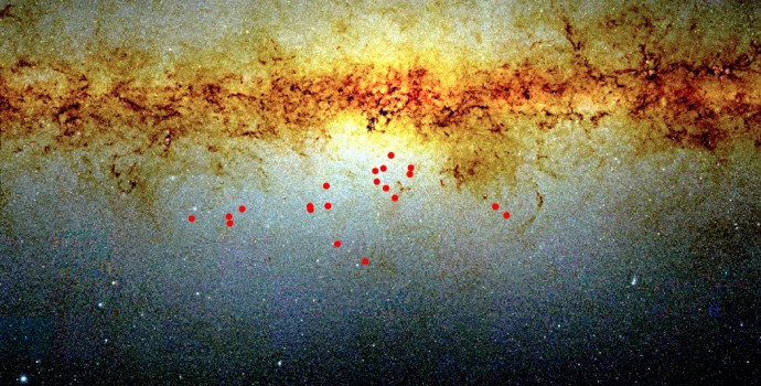 Mapa del cielo hacia el bulbo central de la Vía Láctea, con la ubicación de las candidatas binarias destacadas con círculos rojos, FOTO UC