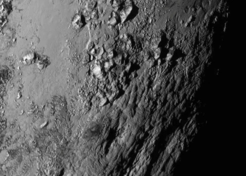 Cadena de montañas jóvenes cerca del ecuador de Plutón, imagen captada por New Horizon- NASA/JHU APL/SwRI