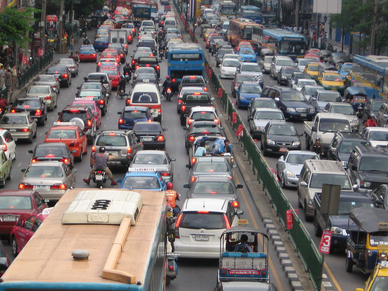 Ejemplo de tráfico denso en Bankok, causante de polución atmosférica y ruido. / Gemma Longman. / Wikipedia/CC