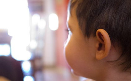 Estudian cómo los bebés ciegos ubican los sonidos y sus reflexiones