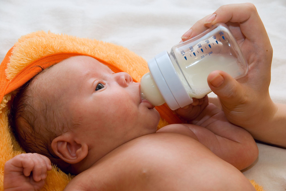 Los riesgos de sobrealimentar con proteínas a los bebés