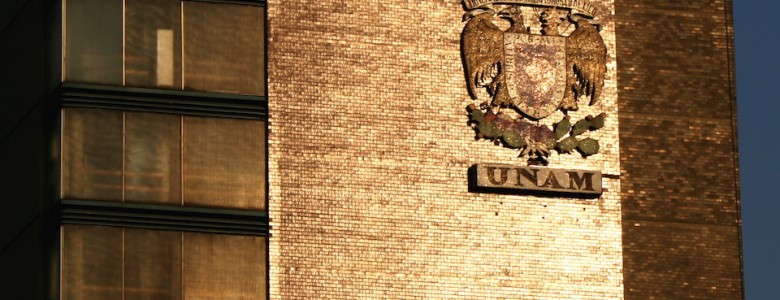 Escudo de la UNAM en la Torre de Rectoría