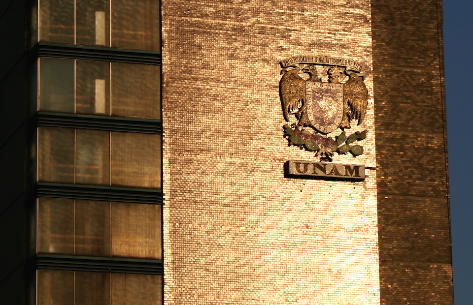 Escudo de la UNAM en la Torre de Rectoría