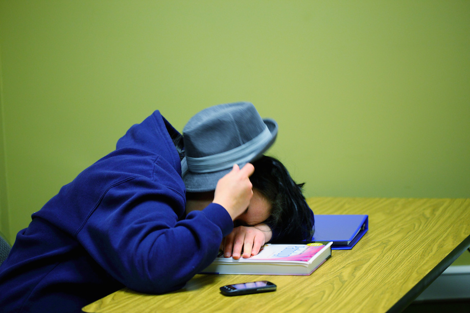 Adolescente durmiendo en la escuela- D. Sharon Pruitt