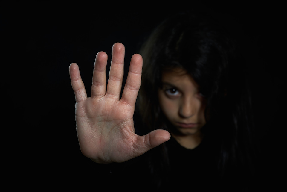 Alto al maltrato infantil y abuso del menor- Fotolia