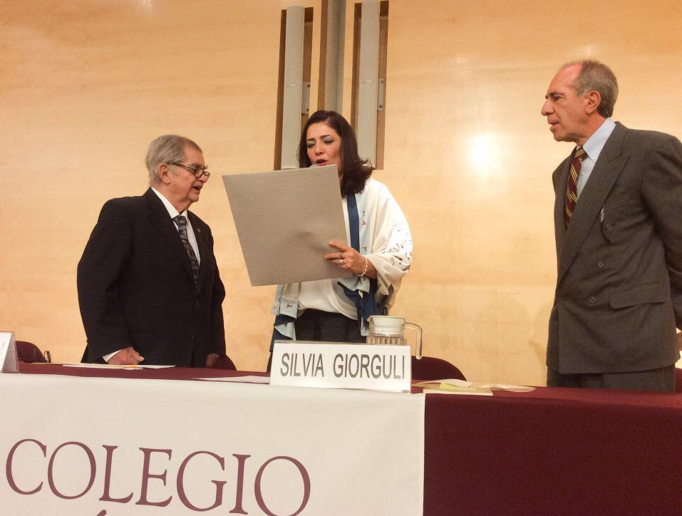 Miguel León Portilla recibe de la presidenta del Colegio de México, Silvia Giorguli, el Premio Alfonso Reyes, Jaime Serra Puche como representante de la Fundación Comex