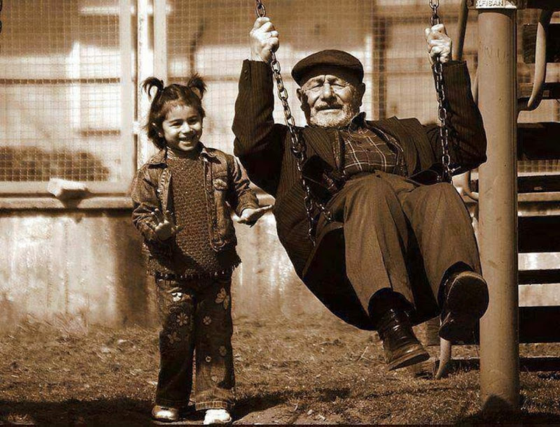 Nieta jugando con su abuelo