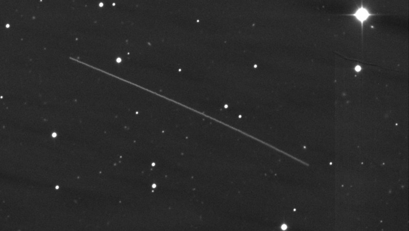 Trayectoria del NEO 2015 TB145 (trazo en la imagen sobre el fondo de estrellas) la noche del 27 de octubre durante tres horas. Las observaciones fueron realizadas desde el Telescopio Isaac Newton (INT) ubicado en el Observatorio del Roque de los Muchachos (ORM), en la isla de La Palma. / Ovidio Vaduvescu/D. Padrón/IAC