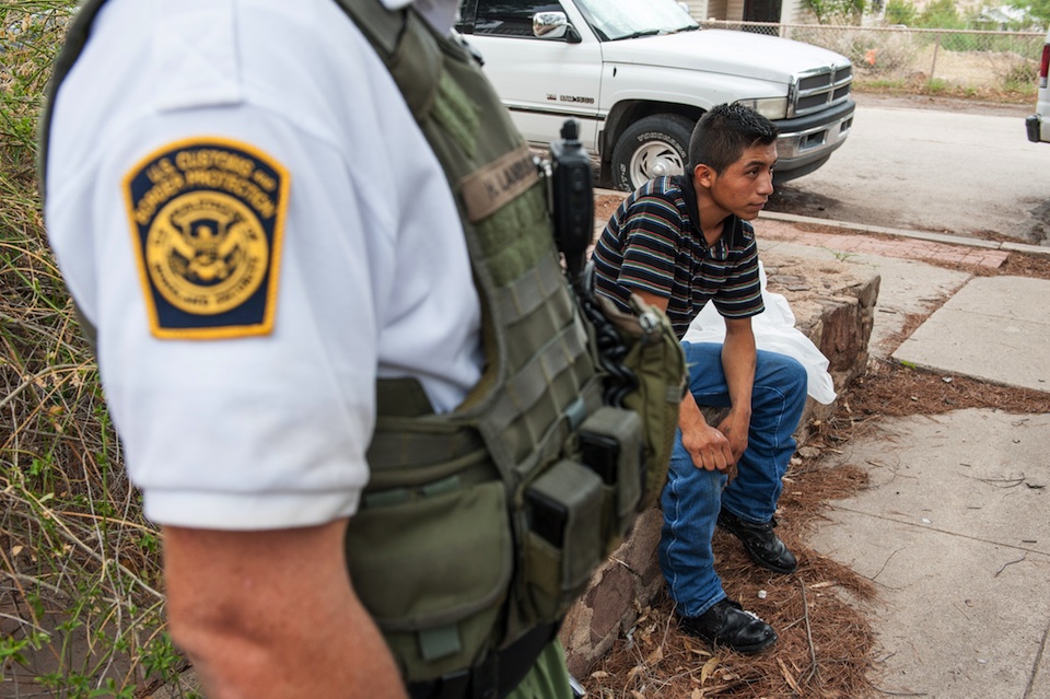 Presunto migrante detenido, Arizona, Xinhua/Will Seberger/ZUMAPRESS (archivo)