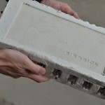 Dispositivo en forma de ladrillo, que mejora el comportamiento de los edificios frente a terremotos