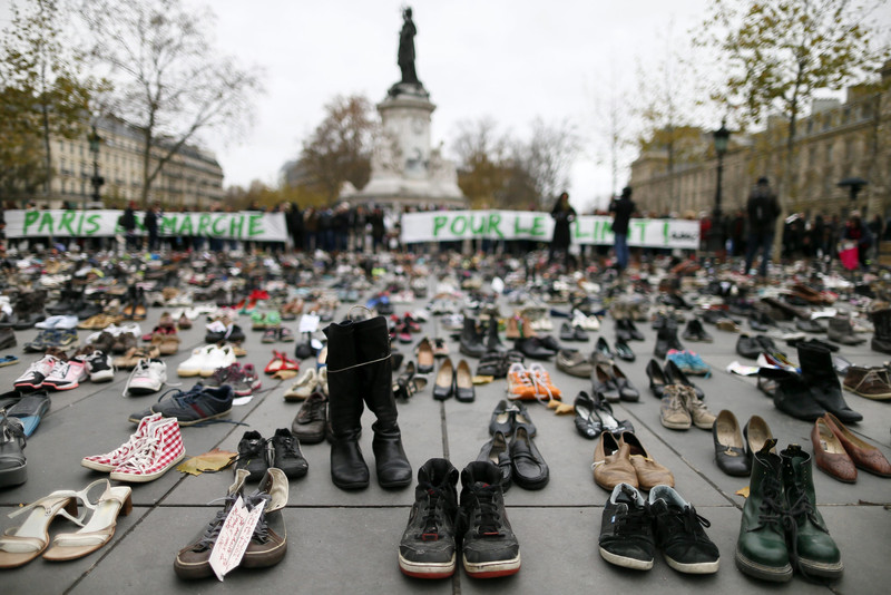 Miles de zapatos son expuestos en la Plaza de la República en París (Francia) hoy,, 29 de noviembre de 2015, en la víspera de la Cumbre sobre el Cambio Climático COP21. Más de 10.000 zapatos, incluidos unos enviados por el papa Francisco, cubrieron una parte de la plaza de la República de París para simbolizar la imposibilidad de organizar manifestaciones en la ciudad con ocasión de la Cumbre Climática (COP21) a causa de la amenaza terrorista. EFE/Ian Langsdon